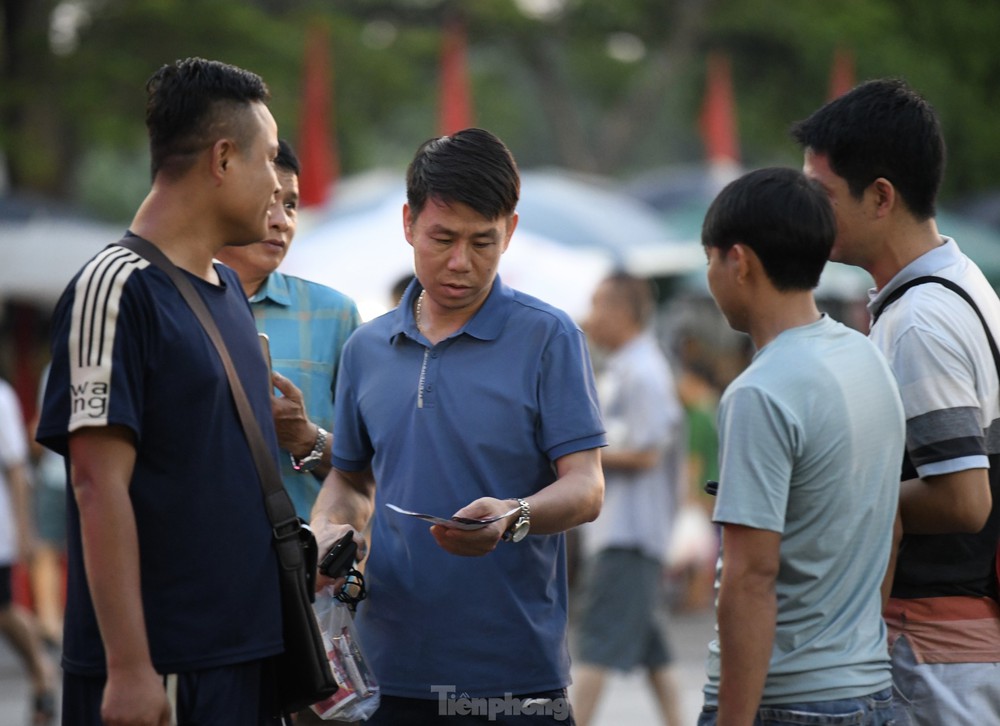 Sau cơn mưa, người hâm mộ Phú Thọ quyết nhuộm đỏ sân Việt Trì, cổ vũ U23 Việt Nam - Ảnh 6.