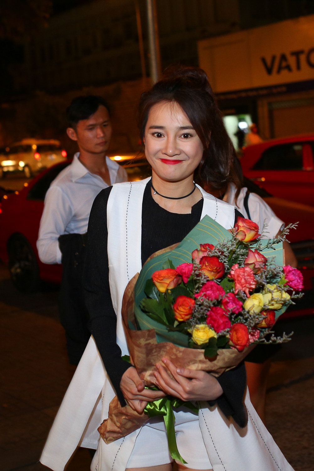 Nhã Phương tự tay trang điểm cho Huyền Sambi - Ảnh 2.