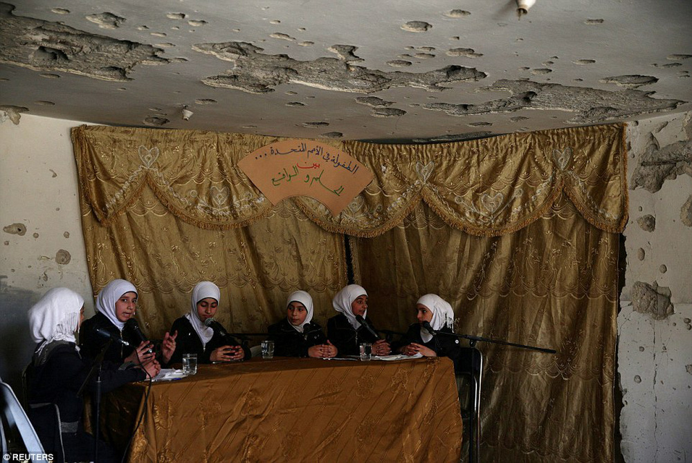 Cận cảnh lớp học dã chiến của trẻ em Syria trong thời kỳ bom đạn - Ảnh 5.