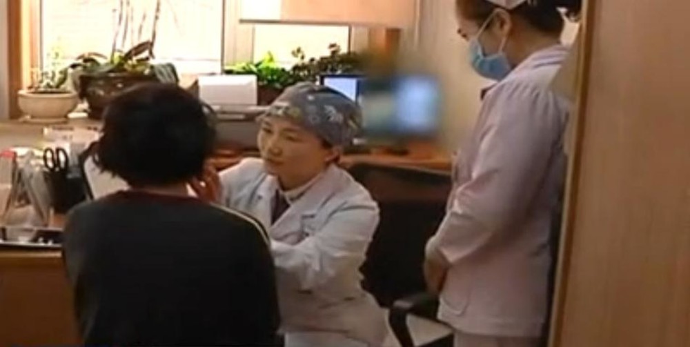 Bụng lồi ra một khối vật thể lạ, người phụ nữ chết ngất khi biết thứ này do đâu mà có - Ảnh 1.
