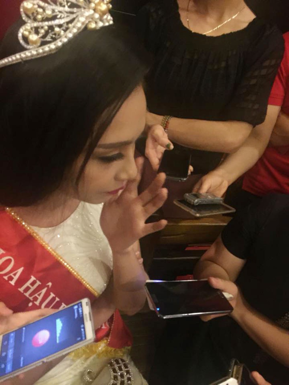 Hoa hậu Biển Việt Nam khóc nức nở trước nghi vấn mua giải - Ảnh 3.
