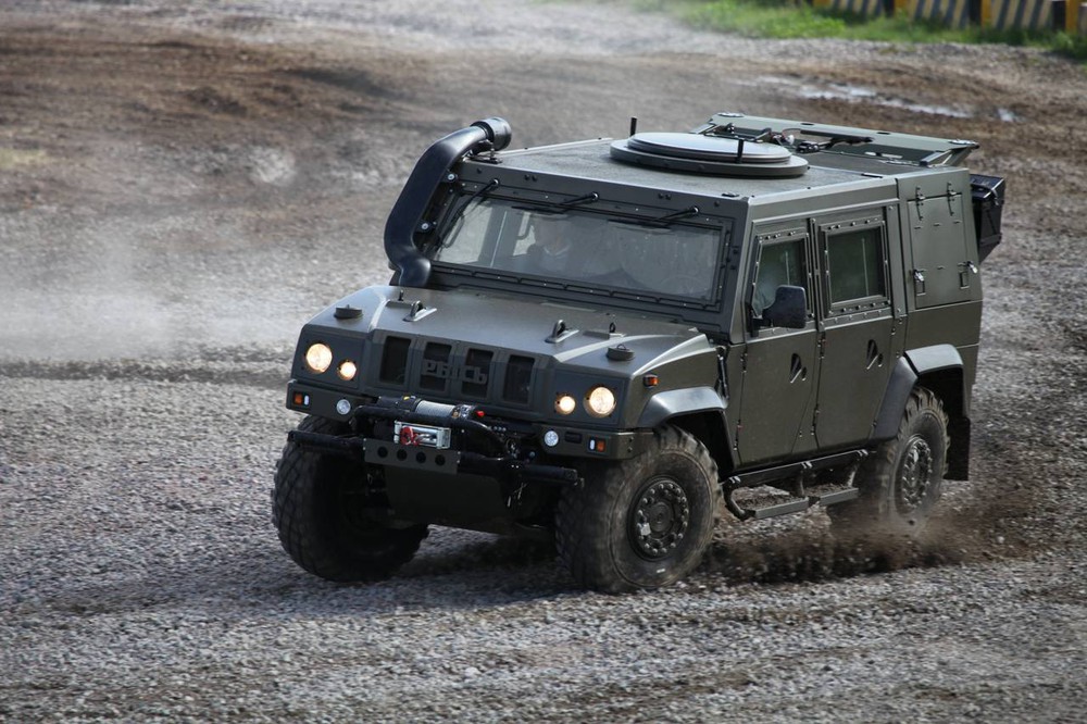 Soi hai mẫu xe quân sự NATO đang phục vụ trong Quân đội Nga - Ảnh 5.