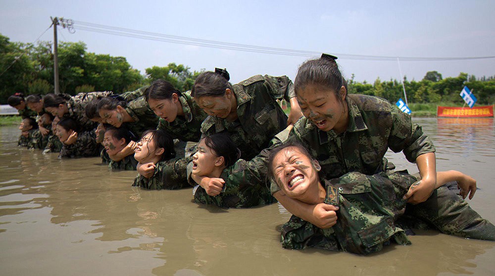 7 ngày qua ảnh: Nữ tiếp viên hàng không tập luyện chống khủng bố - Ảnh 3.