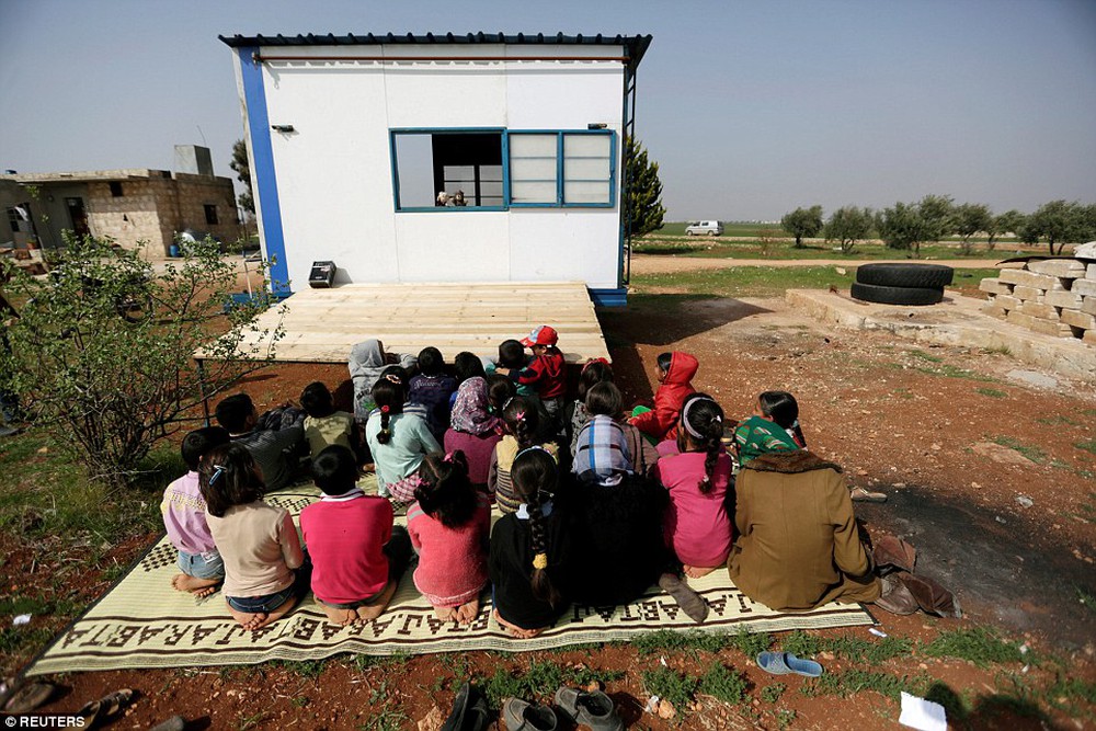 Cận cảnh lớp học dã chiến của trẻ em Syria trong thời kỳ bom đạn - Ảnh 8.