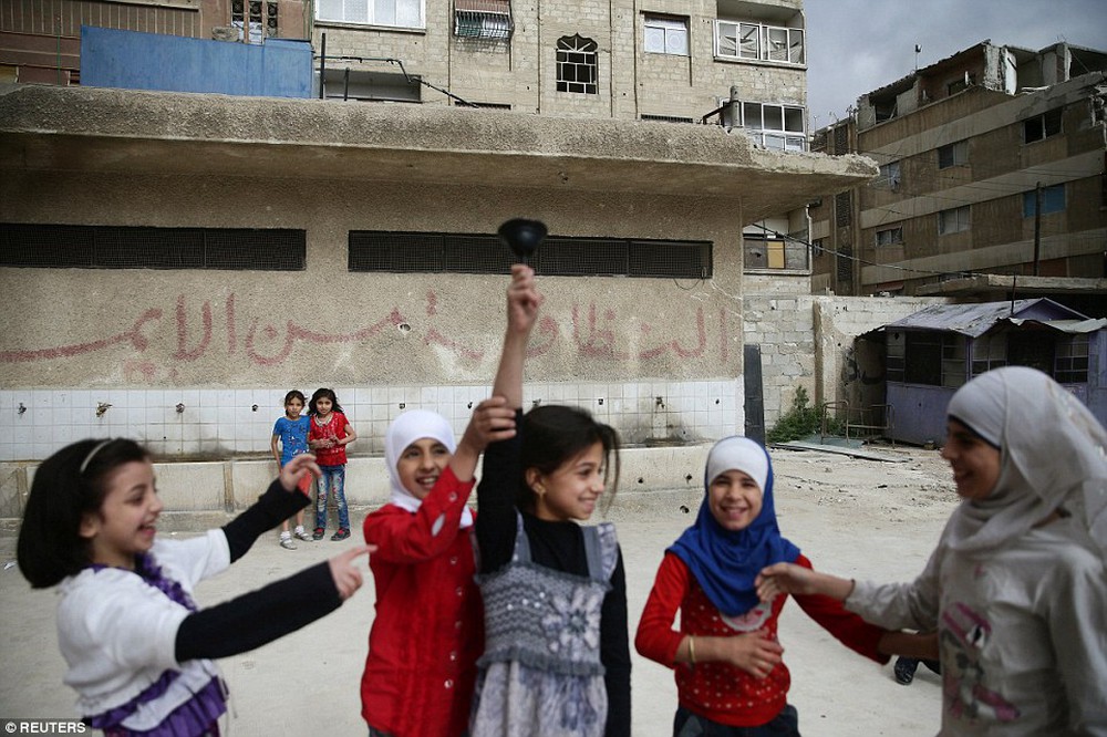 Cận cảnh lớp học dã chiến của trẻ em Syria trong thời kỳ bom đạn - Ảnh 10.
