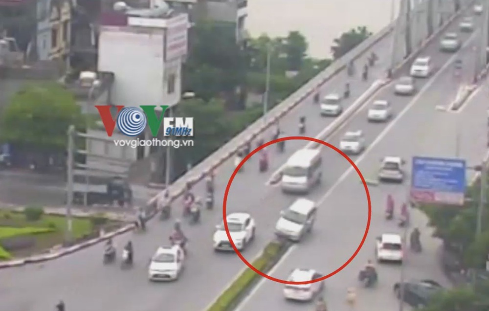 Xe ô tô cưỡi dải phân cách, lao thẳng vào biển báo giao thông - Ảnh 1.