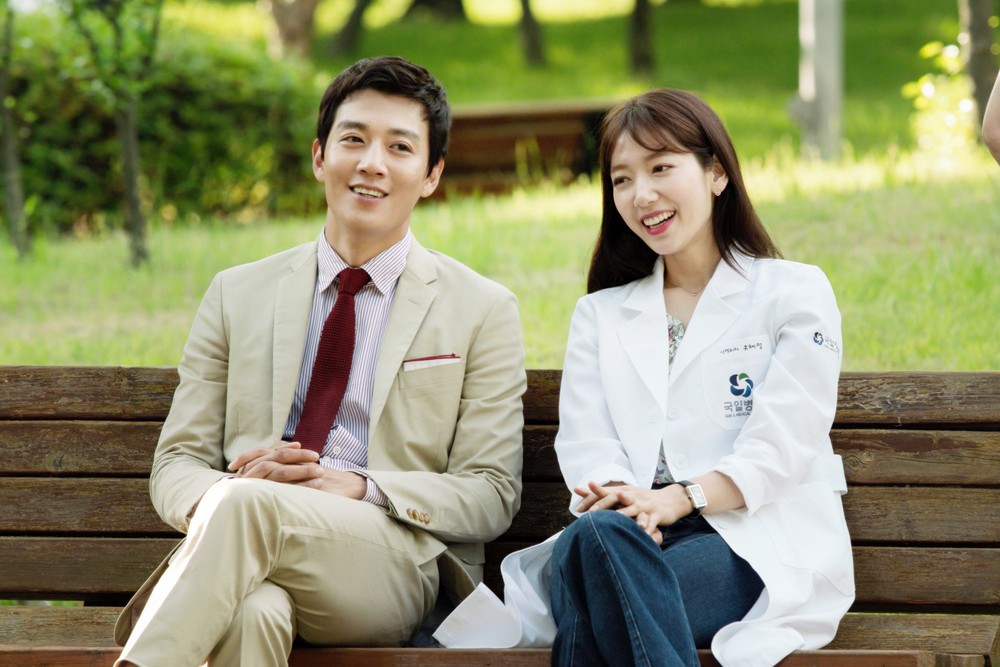 Cơn sốt Chuyện tình bác sĩ của Park Shin Hye - Kim Rae Won lên sóng  - Ảnh 1.