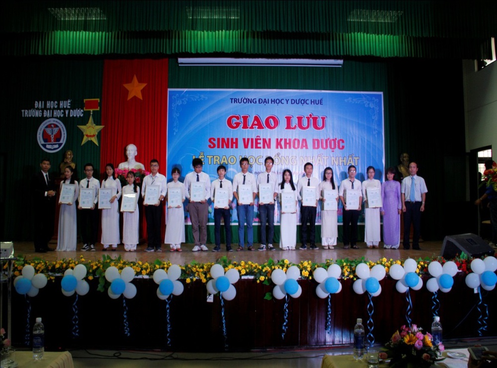 Dược phẩm Nhất Nhất trao tặng học bổng thủ khoa - Ảnh 2.