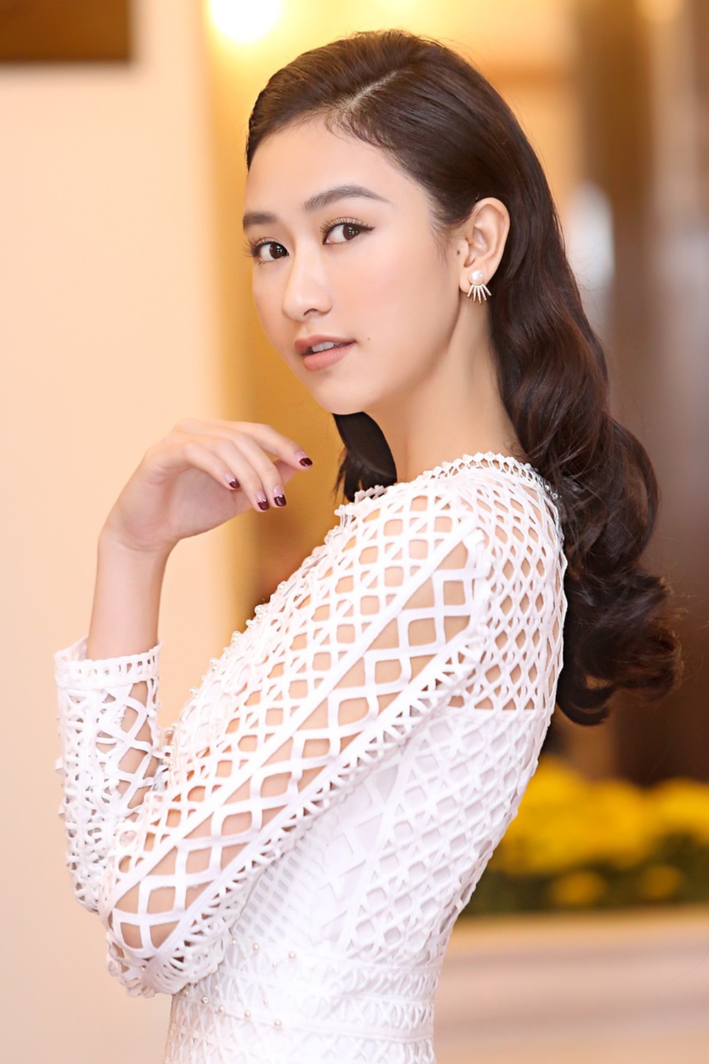 Nam Em khoe vai trần gợi cảm  - Ảnh 9.