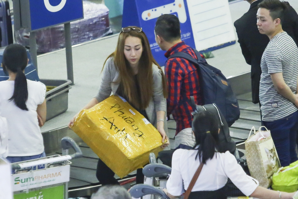 Lều Phương Anh gây chú ý khi xuất hiện cùng con gái ở sân bay - Ảnh 2.