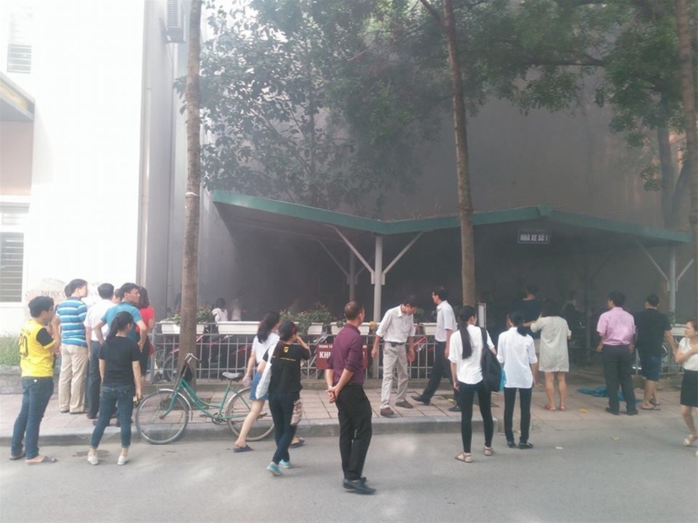 Nhà giữ xe bốc cháy dữ dội khi thí sinh đang thi đại học - Ảnh 2.