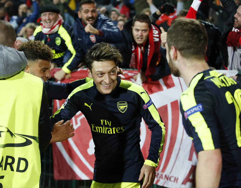 Ca ngợi đẳng cấp thế giới của Oezil, Wenger khiêu chiến PSG