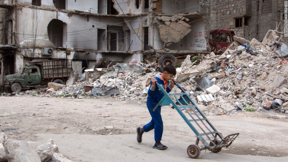 Nước mắt người cha có 6 đứa con ở Syria: Sống giữa bom đạn, con gái 5 tuổi của tôi không hiểu thế nào là chết bình thường - Ảnh 1.