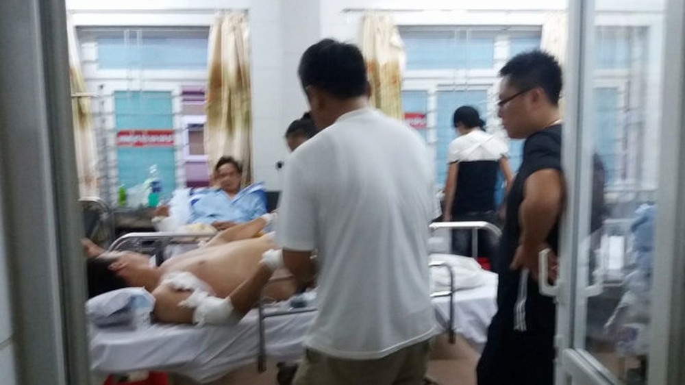 Va chạm trước cửa quán karaoke, rút súng bắn người - Ảnh 1.