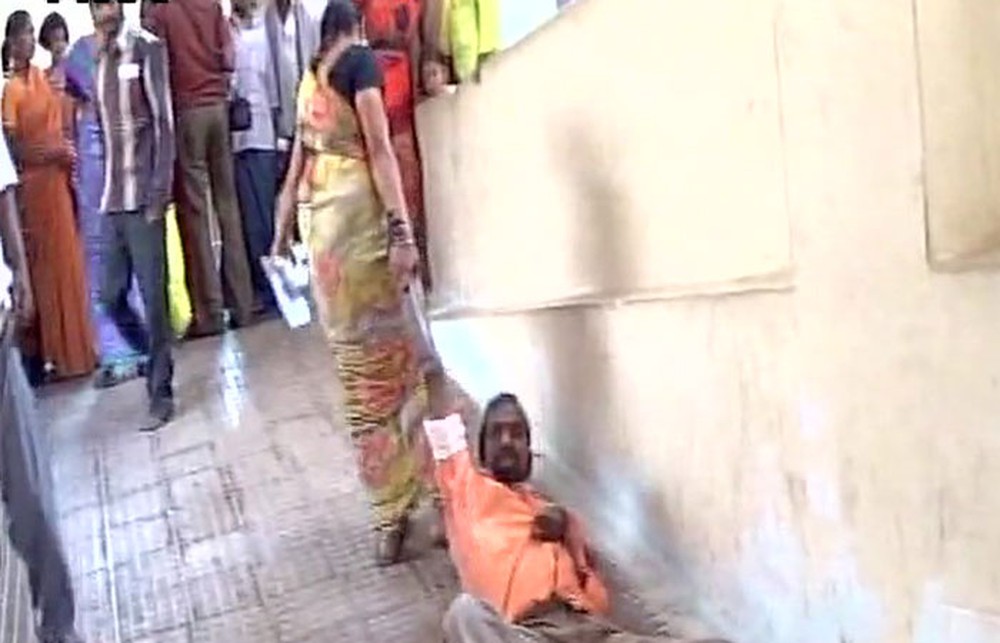 Woman Forced To Drag Paralysed Husband To First Floor At Andhra Govt Hospital After Being Denied Stretcher - Ảnh 2.