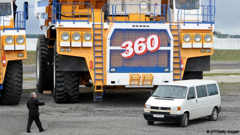 Sức mạnh khủng khiếp của chiếc xe tải lớn nhất thế giới, to như 1 cái biệt thự khổng lồ - Ảnh 3.