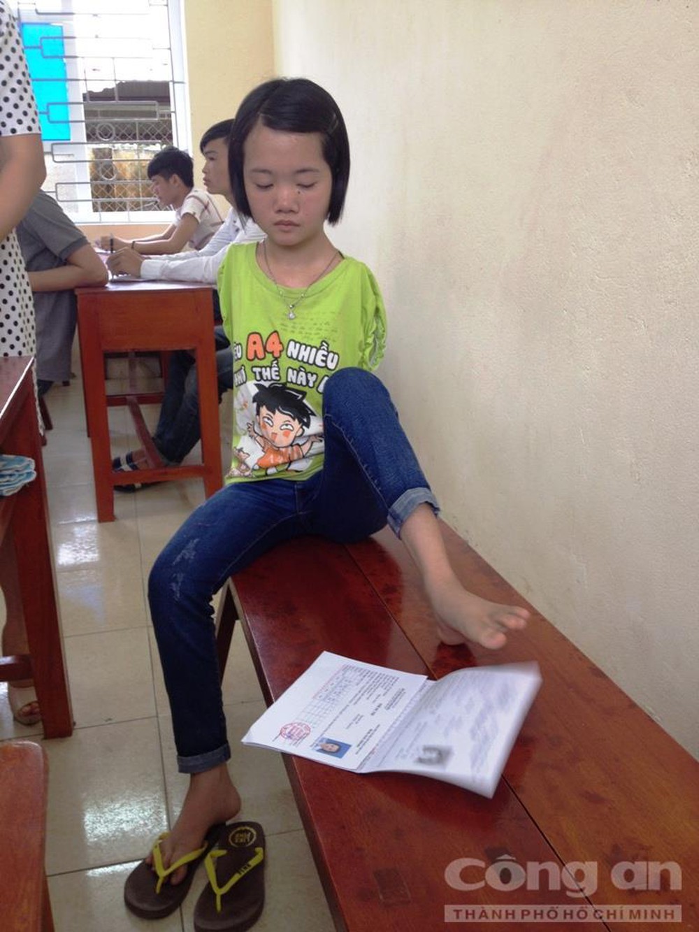 Cô bé khuyết đôi tay, làm bài thi bằng… chân - Ảnh 2.