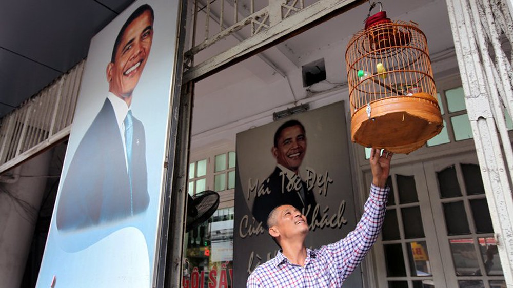 Chủ hiệu cắt tóc 7 năm treo ảnh Obama vì giống hệt - Ảnh 5.