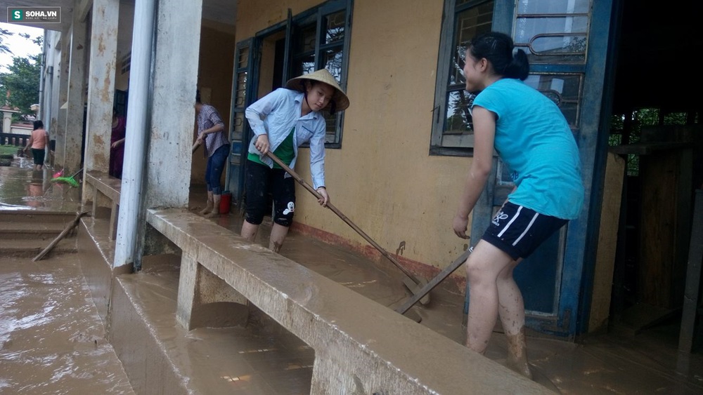 Quảng Bình: Bùn đất phủ dày đến 10cm ở trường học sau mưa lũ - Ảnh 7.