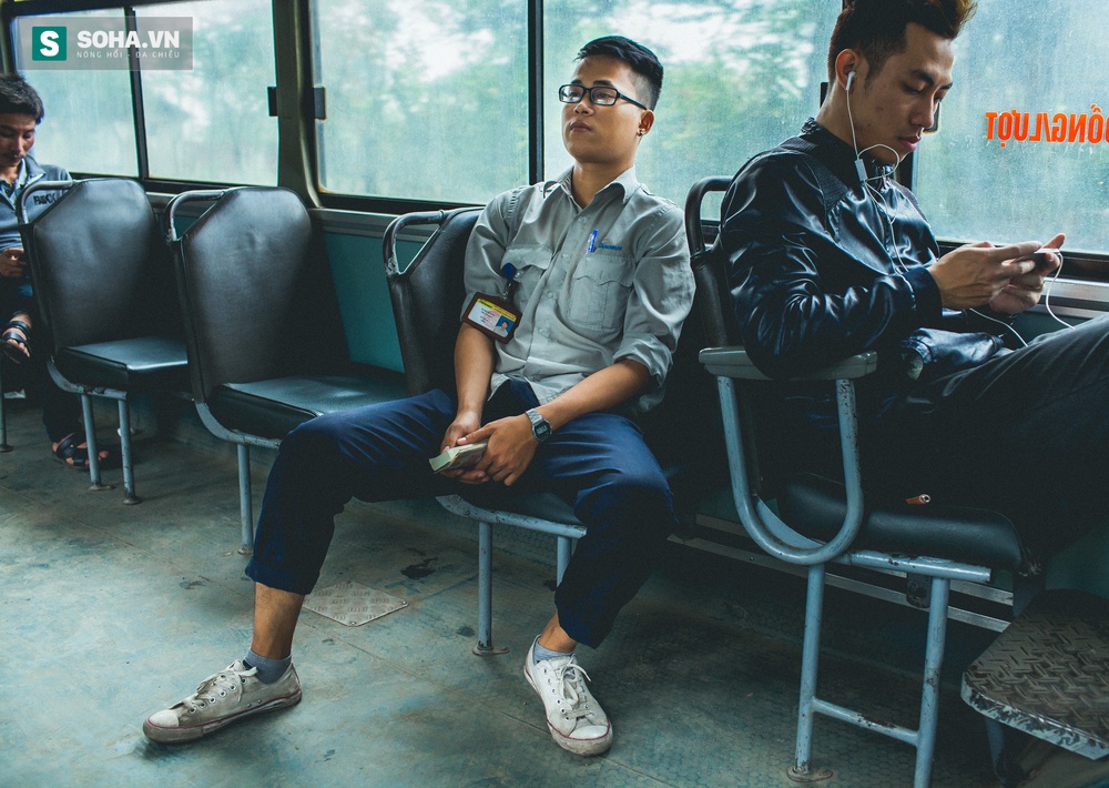 Hành vi của khách khiến hot boy phụ xe bus khốn đốn - Ảnh 6.