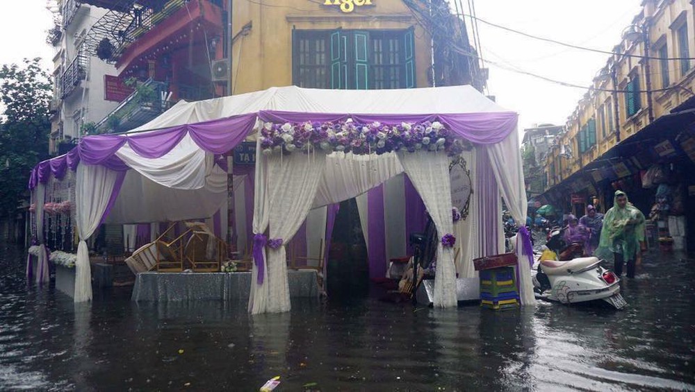 Hình ảnh các đám cưới trong ngày mưa bão khiến người ta chạnh lòng  - Ảnh 1.