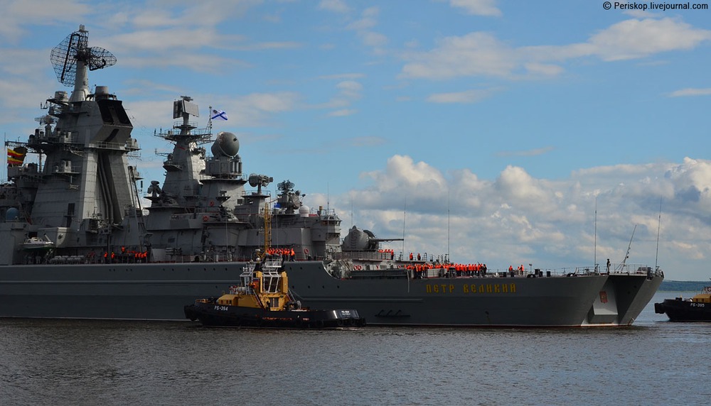 Tàu ngầm và chiến hạm lớn nhất thế giới của Nga duyệt đội hình trên biển - Ảnh 15.