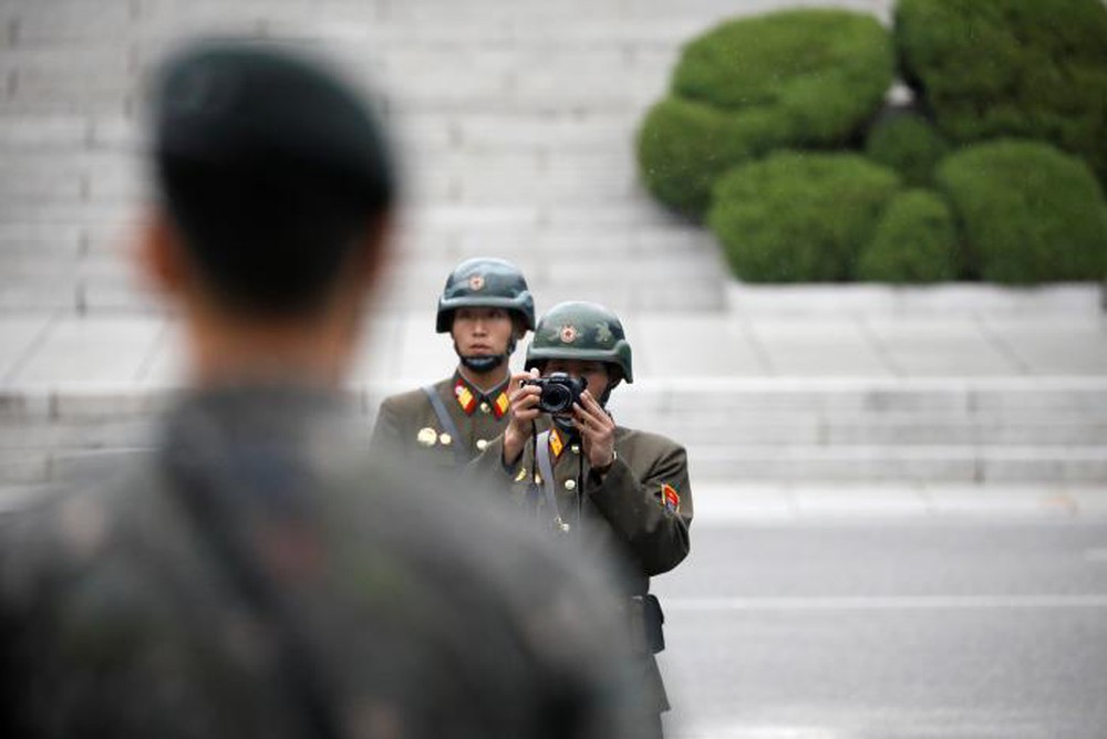 24h qua ảnh: Binh sĩ Triều Tiên giám sát lãnh đạo Mỹ tại biên giới - Ảnh 4.