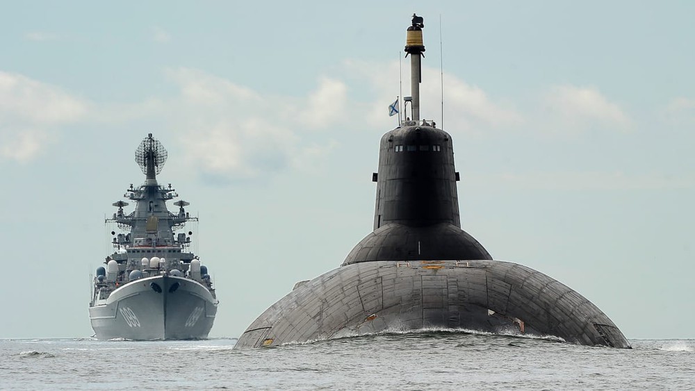 Tàu ngầm và chiến hạm lớn nhất thế giới của Nga duyệt đội hình trên biển - Ảnh 3.