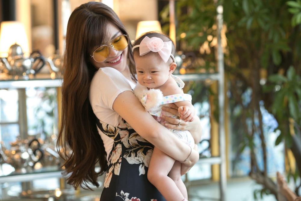 Á hậu Diễm Trang xinh đẹp, đưa con gái 6 tháng tuổi đi dạo phố - Ảnh 8.
