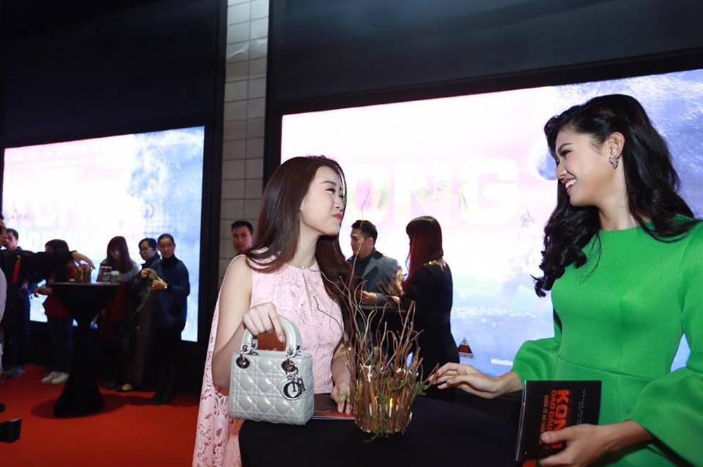 Hoa hậu Mỹ Linh và Á hậu Thanh Tú đẹp nổi bật trong buổi ra mắt phim Kong: Đảo đầu lâu - Ảnh 9.