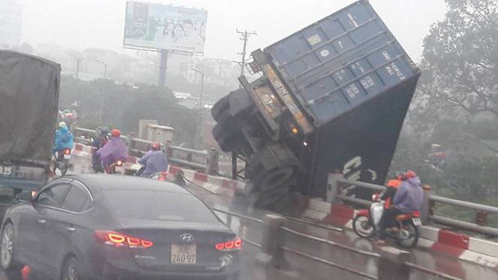 Tránh vụ va chạm giao thông, xe container lao qua thành cầu Thanh Trì đâm xuống đất - Ảnh 2.