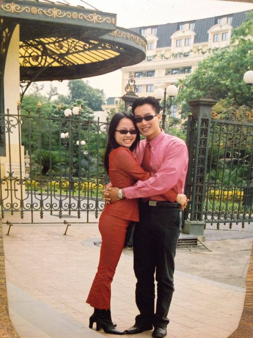 MC Hoa Thanh Tùng luôn có hành động này khi chụp hình bên vợ - Ảnh 1.