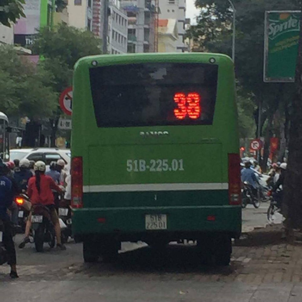 Xe buýt đi trên vỉa hè ở trung tâm TP.HCM khiến nhiều người bức xúc - Ảnh 2.