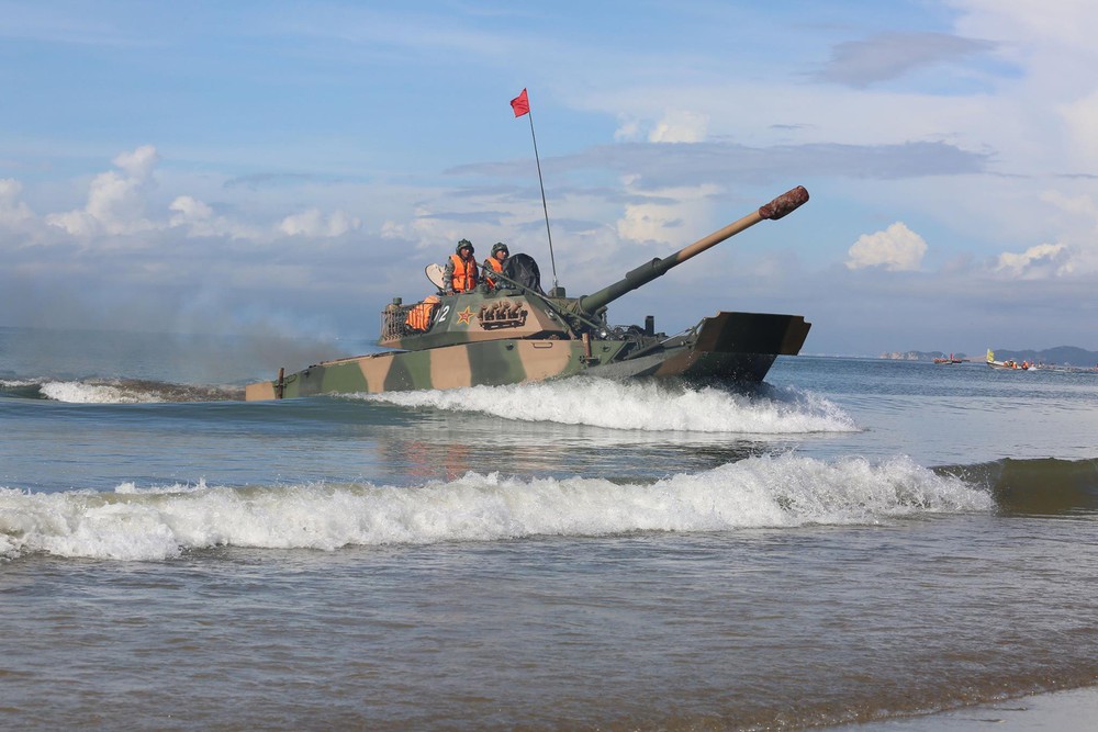 Trung Quốc diễu võ giương oai bằng pháo phản lực nhái và xe tăng lạc hậu - Ảnh 2.