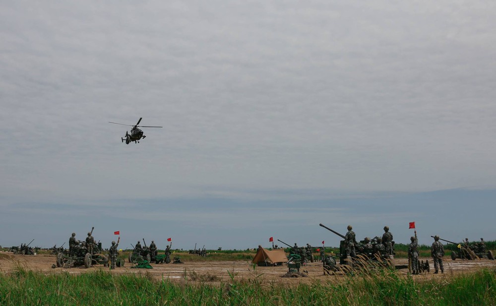 Trung Quốc chơi sang khi mang trực thăng Z-9 và Z-10 ra cho pháo phòng không tập bắn - Ảnh 2.