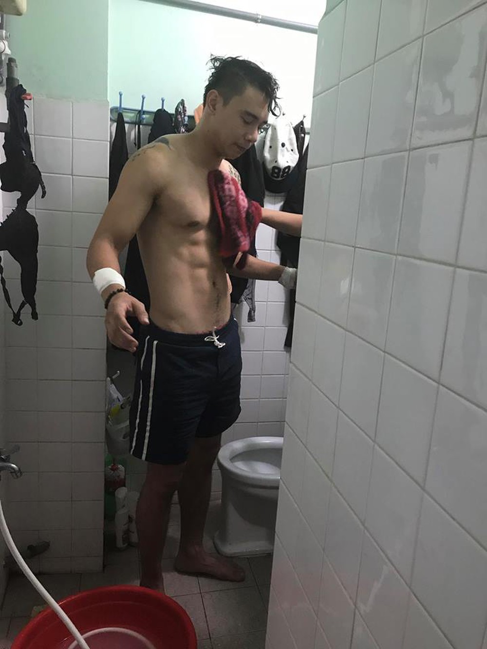 Em trai chăm sóc Đông Hùng trong nhà trọ sau khi bị chém - Ảnh 3.