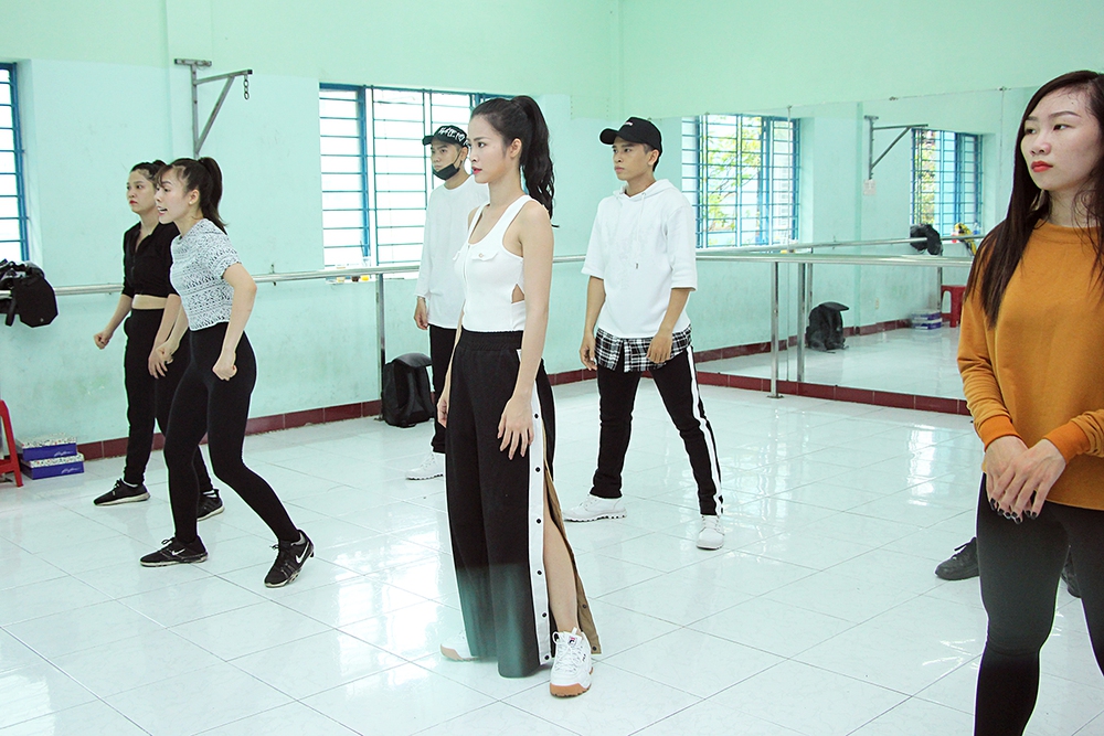 Đông Nhi tập luyện tích cực trước khi tham gia Asia Song Festival 2017 - Ảnh 4.