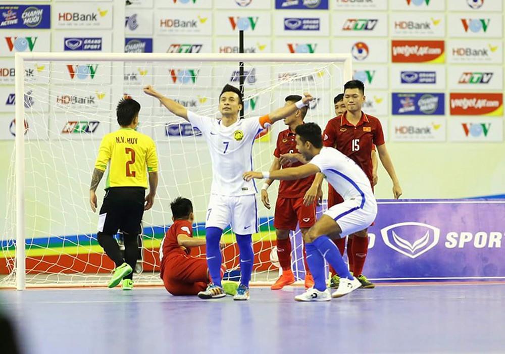 CĐV Malaysia xát muối vào nỗi đau, chê Việt Nam là “hổ giấy”
