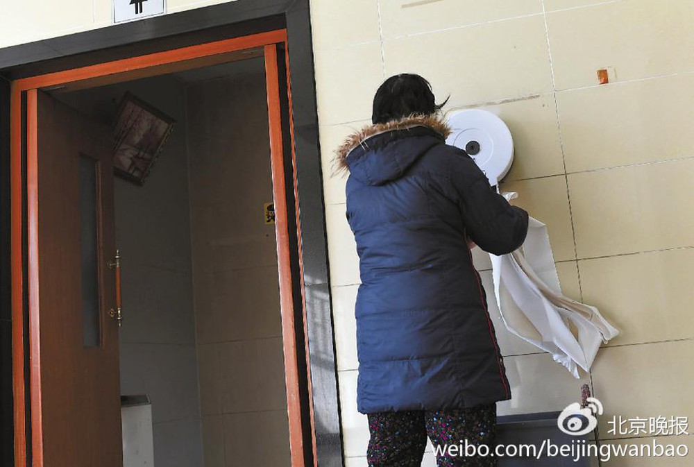 Trung Quốc: Ngay giữa thủ đô Bắc Kinh, đến giấy vệ sinh cũng bị biển thủ - Ảnh 4.