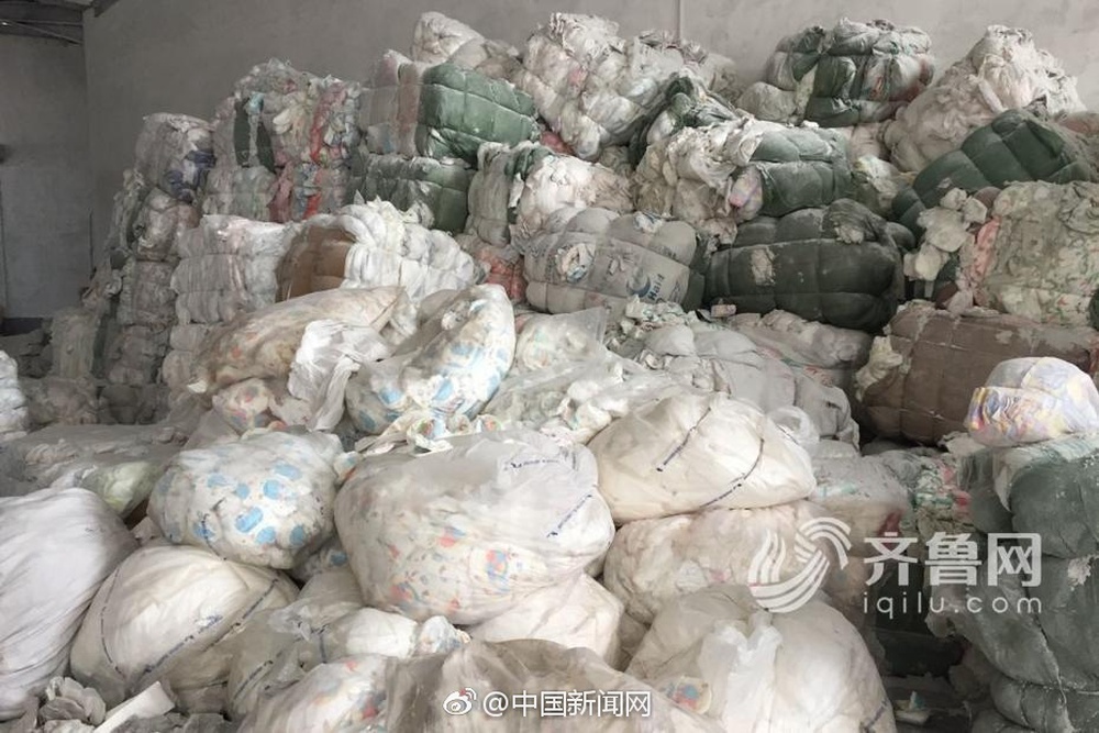 Tã giấy người lớn sản xuất từ phế liệu bốc mùi, mang mầm bệnh hại người tiêu dùng - Ảnh 1.