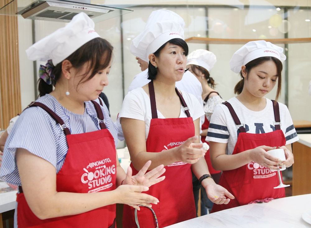 Phụ nữ Nhật Bản thích thú làm bánh Trung thu tại Việt Nam - Ảnh 3.