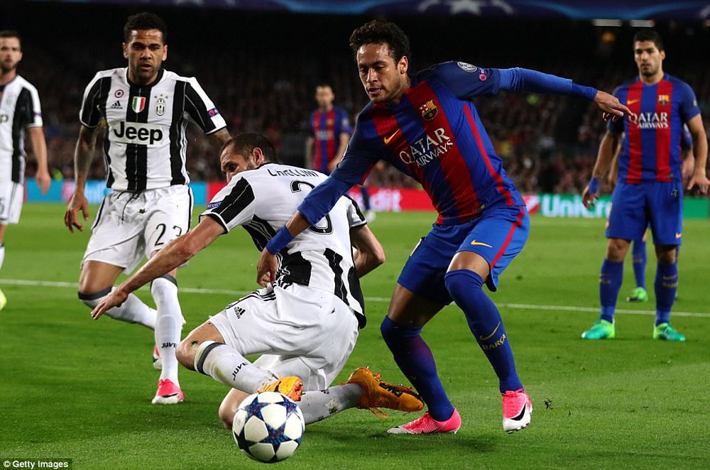 Barca lại sập bẫy bợm già trong trận đấu vô lý đến cùng cực