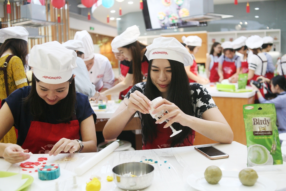 Phụ nữ Nhật Bản thích thú làm bánh Trung thu tại Việt Nam - Ảnh 7.