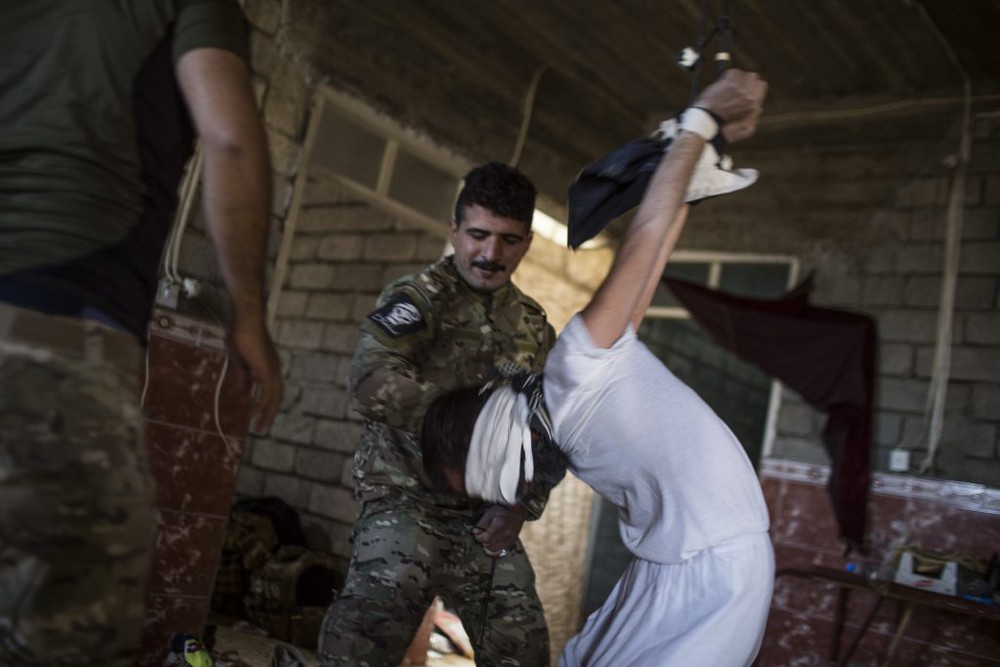 Lộ bằng chứng hãi hùng lính Iraq tra tấn cả IS lẫn dân thường cho vui, Mỹ cắt viện trợ - Ảnh 3.