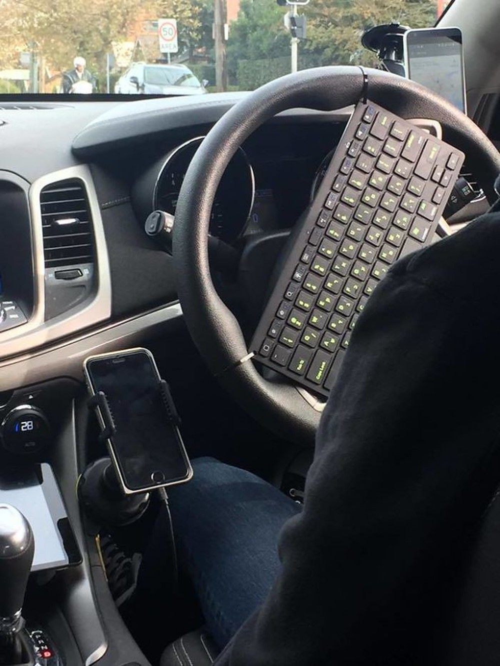 Hành khách trên khắp thế giới thi nhau chia sẻ những chuyến đi taxi nhớ đời - Ảnh 16.
