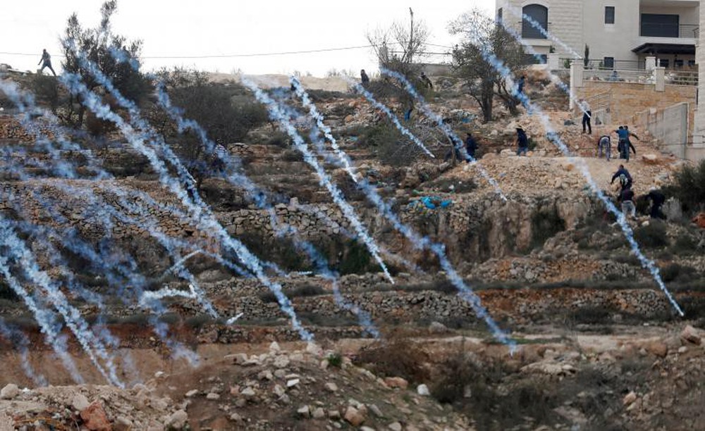 24h qua ảnh: Binh sĩ Israel bắn đạn hơi cay như mưa vào người biểu tình Palestine - Ảnh 4.