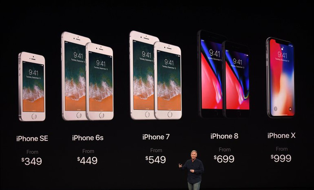 Vì sao chiếc điện thoại iPhone vừa ra mắt có giá cao ngất ngưởng? - Ảnh 1.