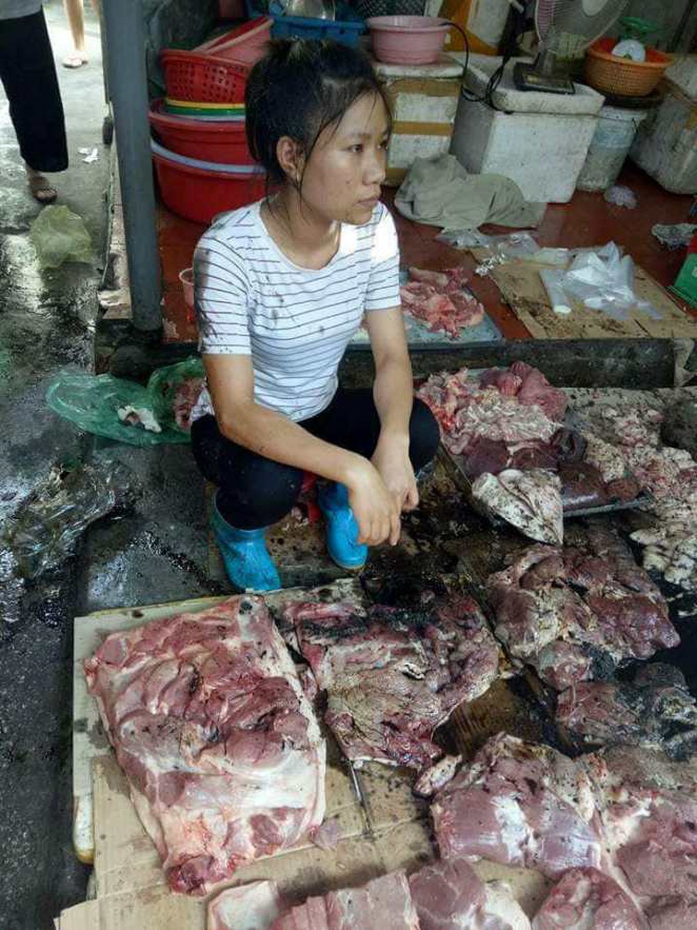 Hải Phòng: Bán thịt lợn giá rẻ, người phụ nữ bị hắt dầu luyn trộn chất thải - Ảnh 1.