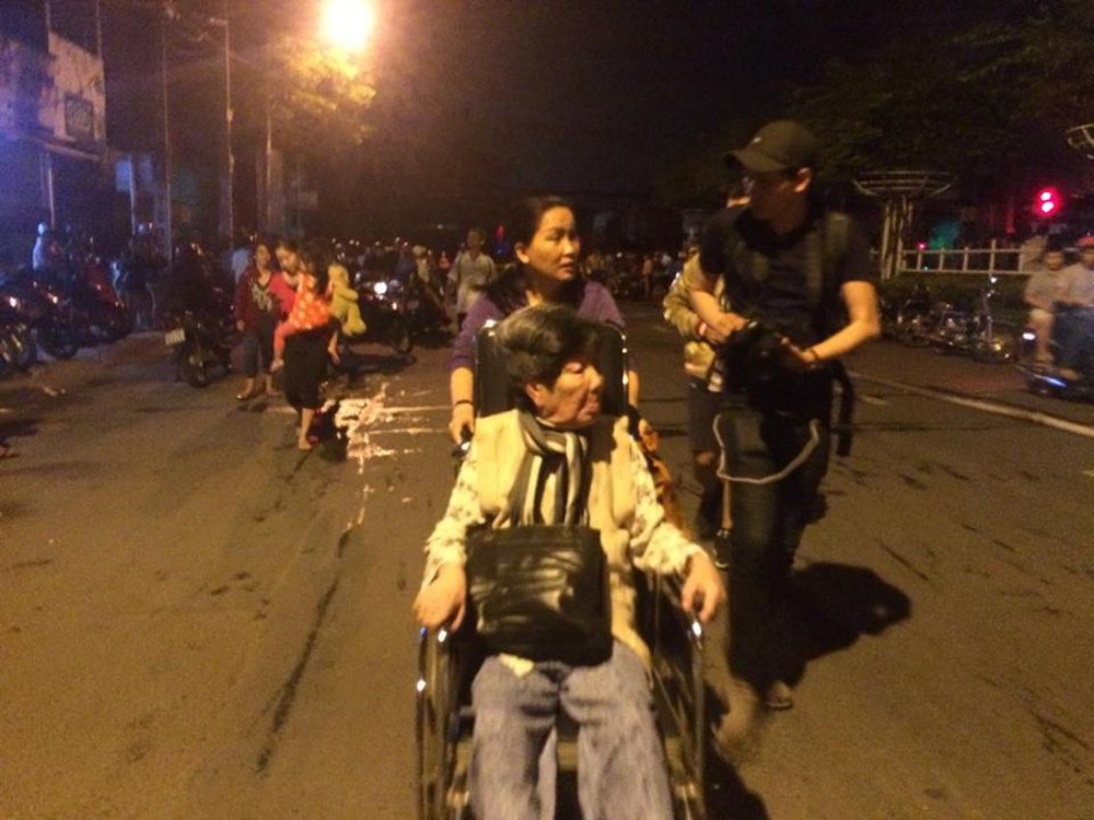 Ảnh: Dân bê đồ chạy tán loạn gần hiện trường vụ cháy ở Sài Gòn - Ảnh 3.