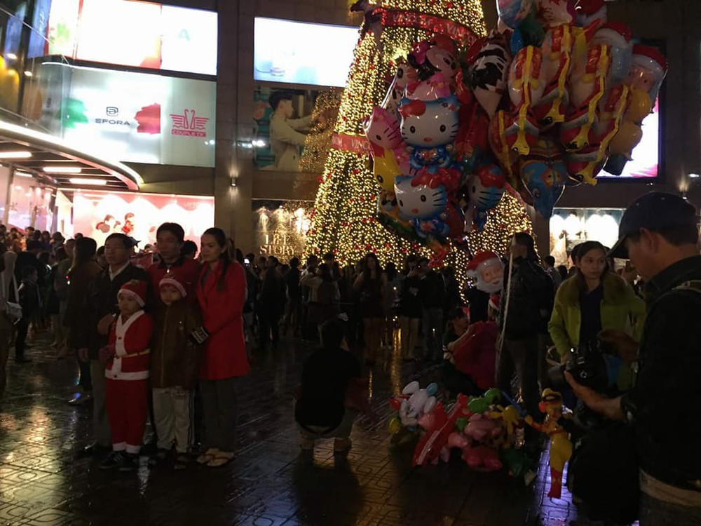 [CẬP NHẬT] Giáng sinh 2017: Nhà hát lớn Hà Nội chật cứng người, nhiều nơi tắc nghẽn - Ảnh 30.